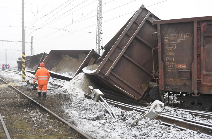 Železničiarom trvalo viac než tri dni, kým v Krompachoch dokázali obnoviť dopravu aspoň na jednej koľaji. Foto - TASR
