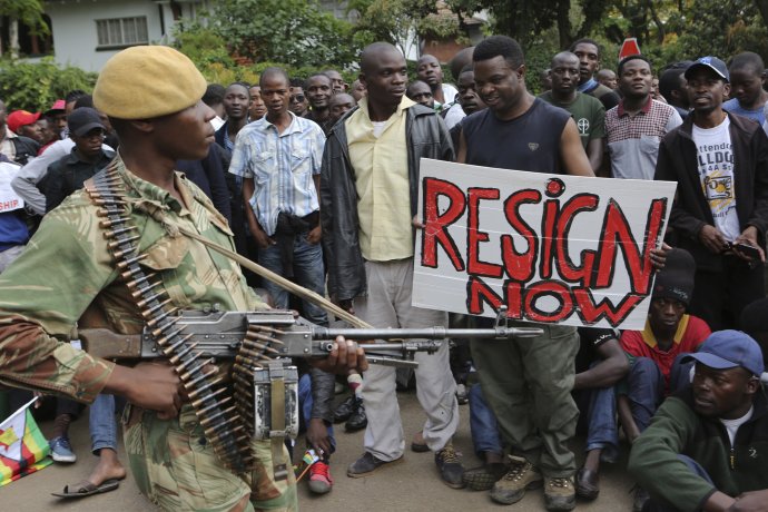 Armáda v roku 2017 prevzala moc, ľudia žiadali odstúpenie prezidenta Mugabeho, čo sa aj stalo. Dnes sú sklamaní. Foto - TASR/AP