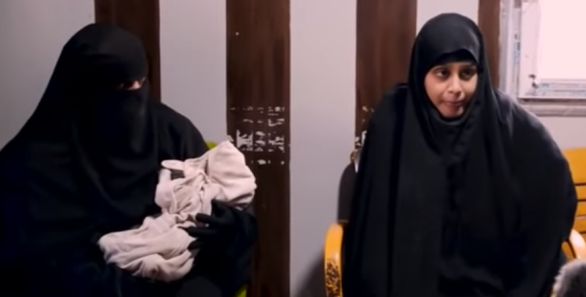 Shamima Begumová (vpravo) dala rozhovor reportérovi Sky News krátko po pôrode. Zdroj - Youtube/Sky News