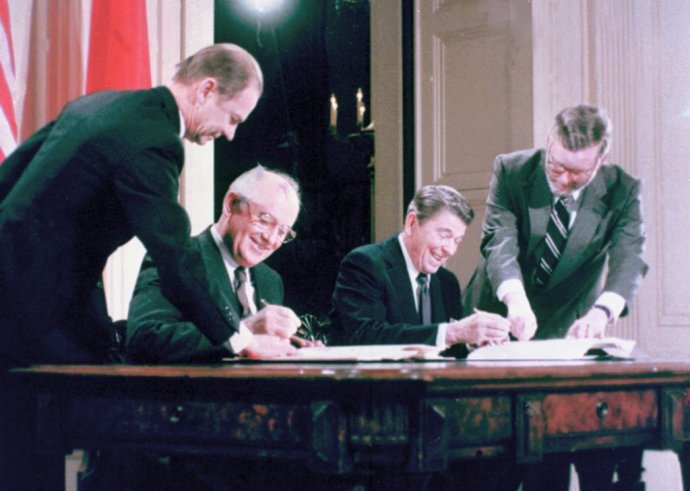 Mihail Gorbacsov és Ronald Reagan 1987-ben a Fehér Házban. Fotó - TASR/AP