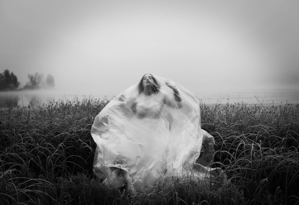 Fotografka Maren Klemp tvorí vlastné autoportréty, ktoré dokumentujú život s bipolárnou poruchou. Foto: mymodernmet.com
