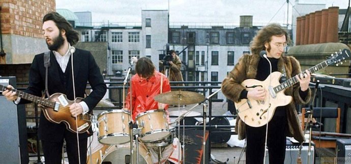 Posledné spoločné hranie na verejnosti. Beatles na streche budovy svojej firmy v januári 1969. Foto - Apple Corps Ltd.