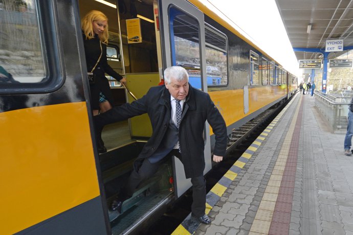 Minister dopravy Árpád Érsek sa v utorok previezol vo vlaku na linke z Dunajskej Stredy do Bratislavy. Foto - TASR