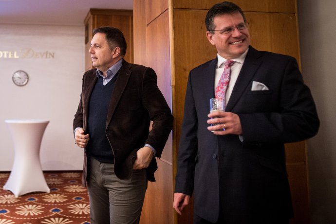 Šefčoviča vo volebnom štábe podporil aj končiaci minister financií a podpredseda Smeru Peter Kažimír. Foto N - Vladimír Šimíček