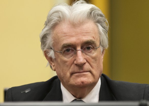 Bývalý bosnianskosrbský prezident Radovan Karadič v súdnej sieni v Haagu pred začiatkom súdneho procesu v roku 2013. Foto - TASR/AP