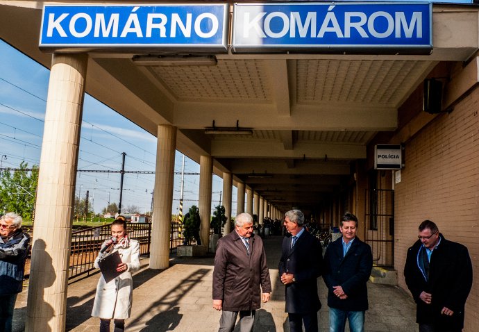 Bugár s Érsekom odhaľujú maďarský nápis na stanici v Komárne. Foto - TASR