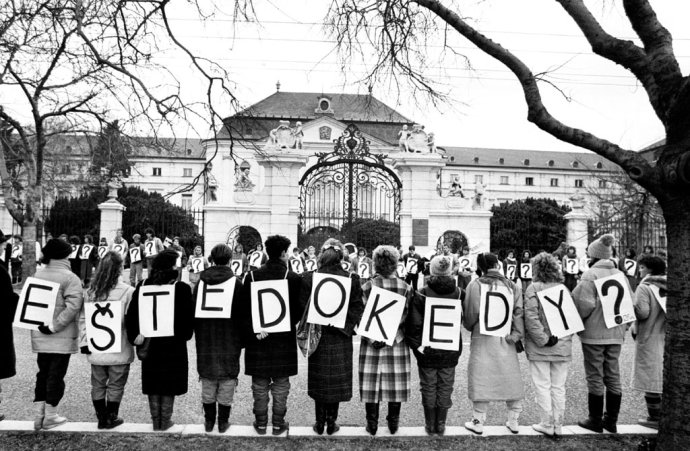 Reťaz študentov pred Úradom vlády SSR na Gottwaldovom námestí (dnešnom Námestí slobody) v Bratislave 7. decembra 1989. Podujatie zorganizoval Celoslovenský koordinačný výbor vysokoškolákov. Foto – TASR