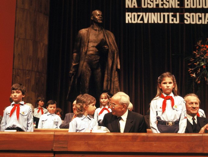 Druhá polovica osemdesiatych rokov - starnúci Husák a pionieri. Foto - TASR
