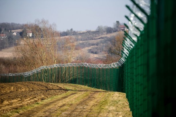 SLOVINSKO - plot s ostnatým drôtom na hraniciach v obci Rakovec. Kredit: JURE MAKOVEC/AFP/Getty Images