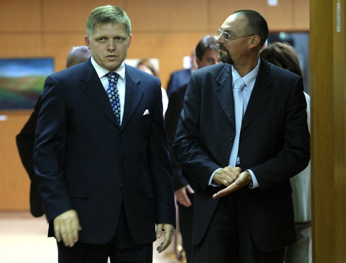 Premiér Robert Fico a generálny prokurátor Dobroslav Trnka na rokovaní vlády v auguste 2008. Foto – TASR
