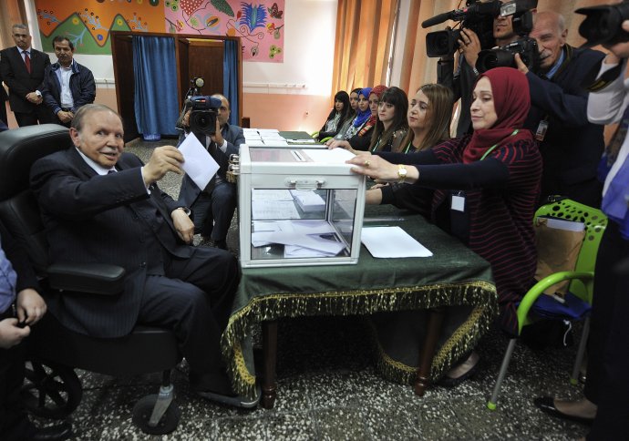 Prezident Buteflika hlasuje v parlamentných voľbách v roku 2017. Foto - TASR/AP