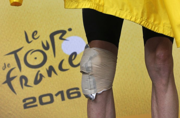Cyklista Chris Froome s ľadovým obkladom na kolene počas Tour de France. Foto - TASR/AP