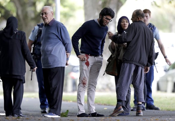 15. marca 2019 – Ľudia stoja pred mešitou v novozélandskom meste Christchurch. Foto – TASR/AP