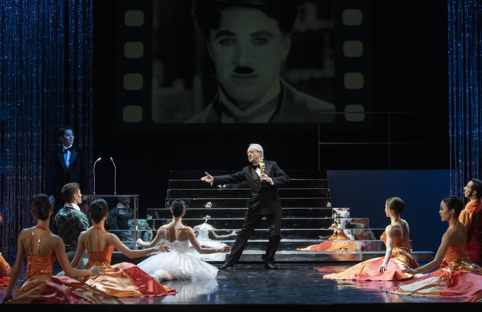 Tuláka Chaplina otvára scéna s Jozefom Dolinským, keď si Chaplin preberá Oscara. Foto - Peter Brenkus