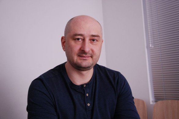 Arkadij Babčenko sa nechá vyfotiť iba v úplne neutrálnom prostredí. Nikto nesmie spoznať, kde bola fotka urobená. Foto - Deník N/Petra Procházková