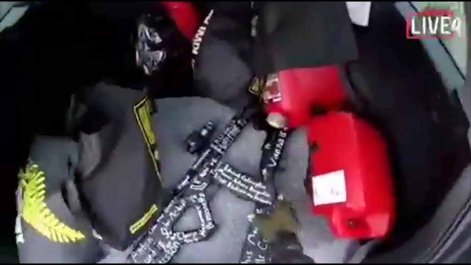 Záber na zbrane v aute z videa pred útokom. foto – tasr/ap
