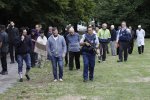 Polícia eskortuje svedkov po útoku. foto – tasr/ap