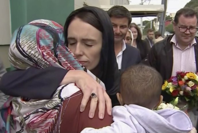 Novozélandská premiérka Jacinda Ardernová s obeťami teroristického útoku. Foto - TASR/AP