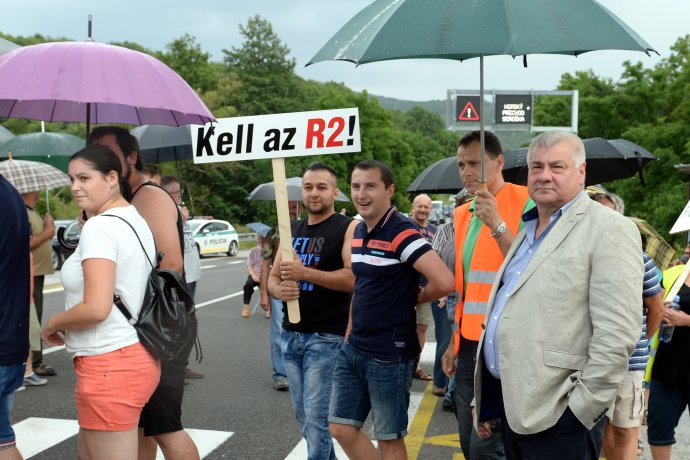 Árpád Érsek (vpravo) ešte ako minister dopravy na protestnom blokovaní dopravy pod horským priechodom Soroška v roku 2017. Maďarský nápis na transparente hovorí: "R2 je potrebná!" Foto - TASR