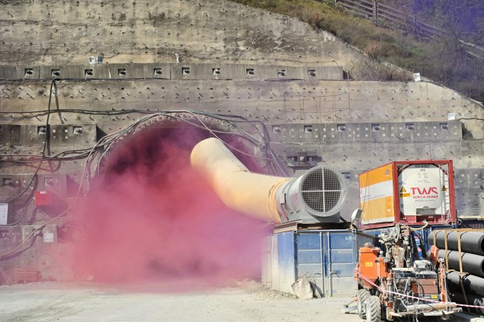 Na snímke cvičenie záchranných zložiek v rozostavanom najdlhšom diaľničnom tuneli Višňové. Foto - TASR