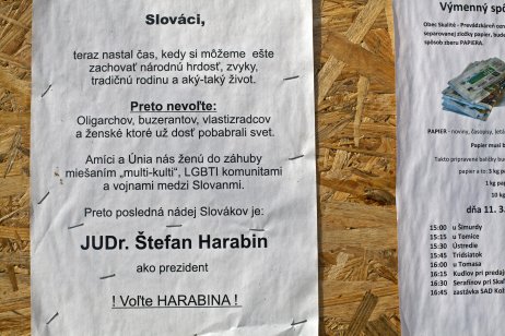 Volebný plagát zo stanice v Skalitom. Foto N – Andrej Bán