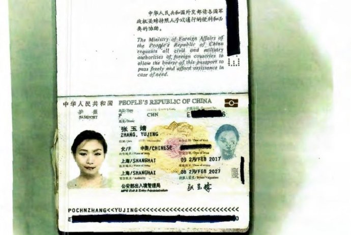 Pas Jü-ťing Čang je jediná dostupná fotografia, ktorú verejnosť má. Pri zadržaní prezidentovou ochrankou mala pri sebe hneď dva. Foto – Floridský súd Južný distrikt (SDFL)