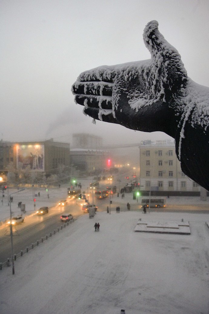 Ruka Leninovej sochy pokrytá ľadom v ruskom Jakutsku. Foto – TASR/AP