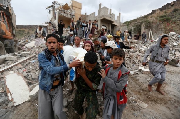 Senaa, Jemen 25. augusta 2017: Obyvatelia a obyvateľky mesta Sanaa nesú telo Muhammada Mansoura, ktorý zahynul počas náletov Saudských bojových lietadiel. Počas útoku bolo zabitých 8 členov a členiek jeho rodiny, vrátane piatich detí. (REUTERS/Khaled Abdullah)