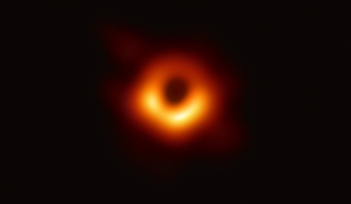 Prvý záber čiernej diery zverejnili v stredu 10. apríla. Foto – Event Horizon Telescope