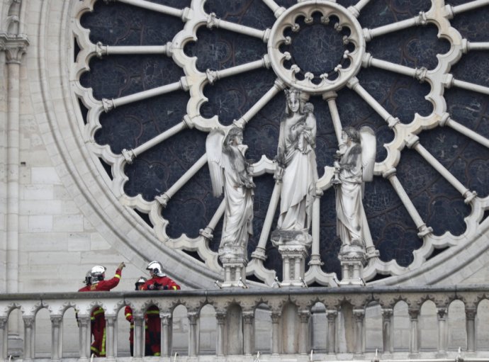 Hasiči pri jednom z okien Notre-Dame. Foto - tasr/ap