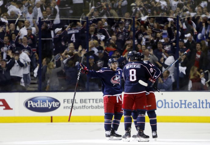Hokejisti Columbusu oslavujú gól vo štvrtom zápase. Foto – AP/Jay LaPrete
