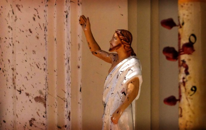 Krv na stenách a soche Ježiša Krista v Kostole sv. Sebastiána v meste Negombo na Srí Lanke. Foto - TASR/AP