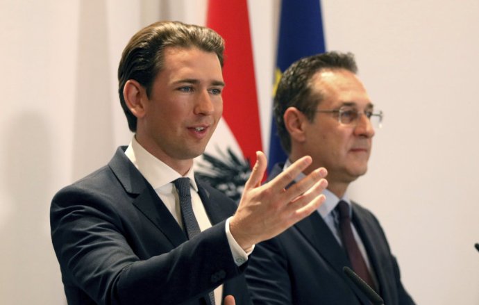 Heinz-Christian Strache (vpravo) a rakúsky kancelár Sebastian Kurz. Foto - TASR/AP