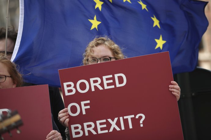 „Nudí vás brexit?“ pýta sa demonštrantka v Bruseli. Foto - TASR/AP