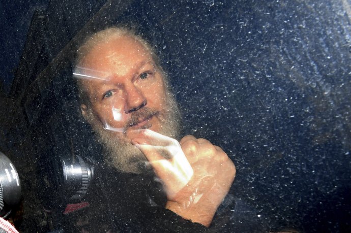 Julian Assange počas príchodu na súd 11. apríla 2019 v Londýne. Foto – TASR/AP