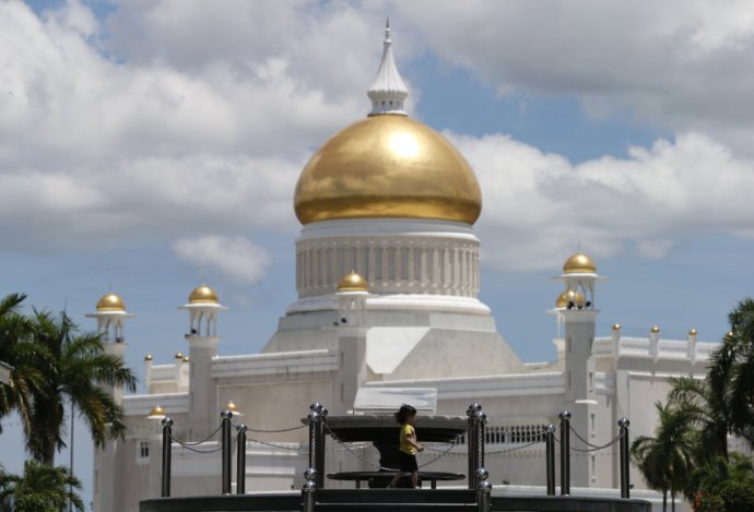 Mešita Sultan Omar Ali Saifuddien, jedna z pamiatok v brunejskej metropole Bandar Seri Begawan. Foto - TASR/AP