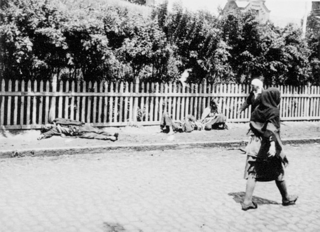 Rok 1933, na uliciach Charkiva ležia obete hladomoru. Foto – Alexander Wienerberger/Wikimedia Commons