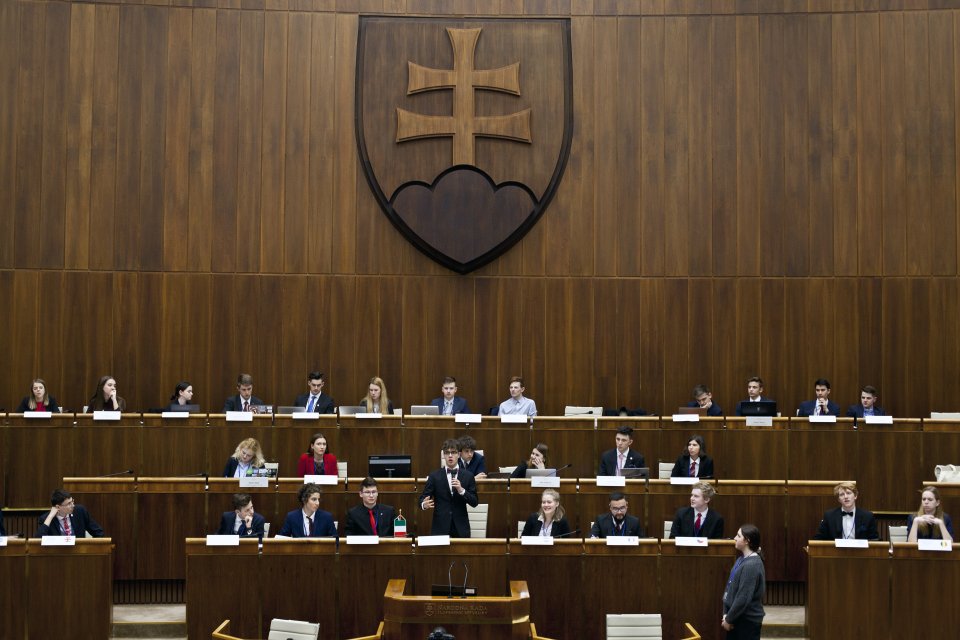 Študenti v Národnej rade zasadajú v modelovom Európskom parlamente. Foto N – Andrej Bán
