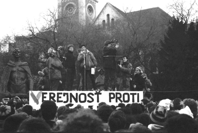 Protesty na Námestí SNP v Bratislave. Foto - Marián Sedílek