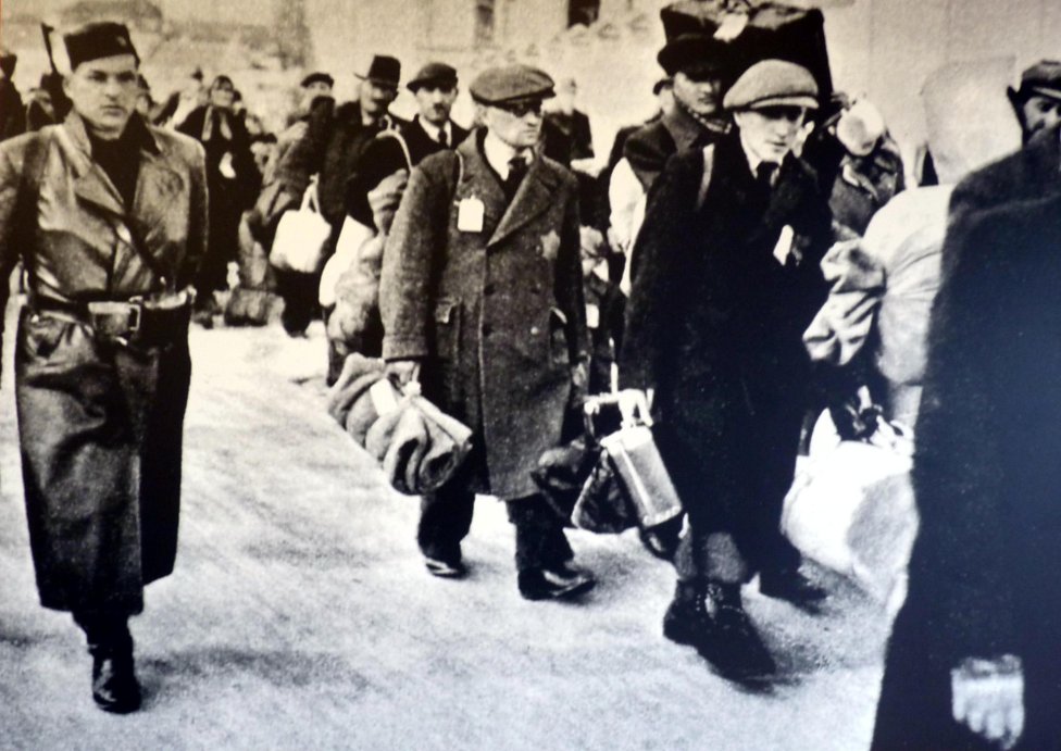 Väčšina Slovákov sa Židov chcela zbaviť alebo aspoň mlčali, keď ich odvážali do koncentrákov. Foto - Slovenský národný archív