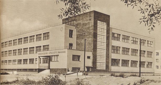 Fotografia z časopisu Nové Slovensko ukazuje čerstvo postavenú budovu Obchodnej akadémie. Priľahlý bulvár, Rázusova ulica, je ešte len staveniskom.