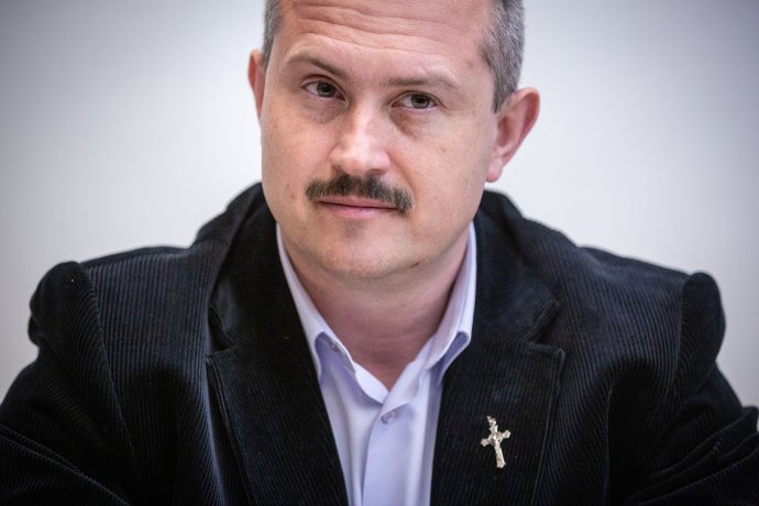 Marian Kotleba na súde, ktorý rozhodoval o rozpustení jeho strany v apríli 2019. Foto N - Tomáš Benedikovič