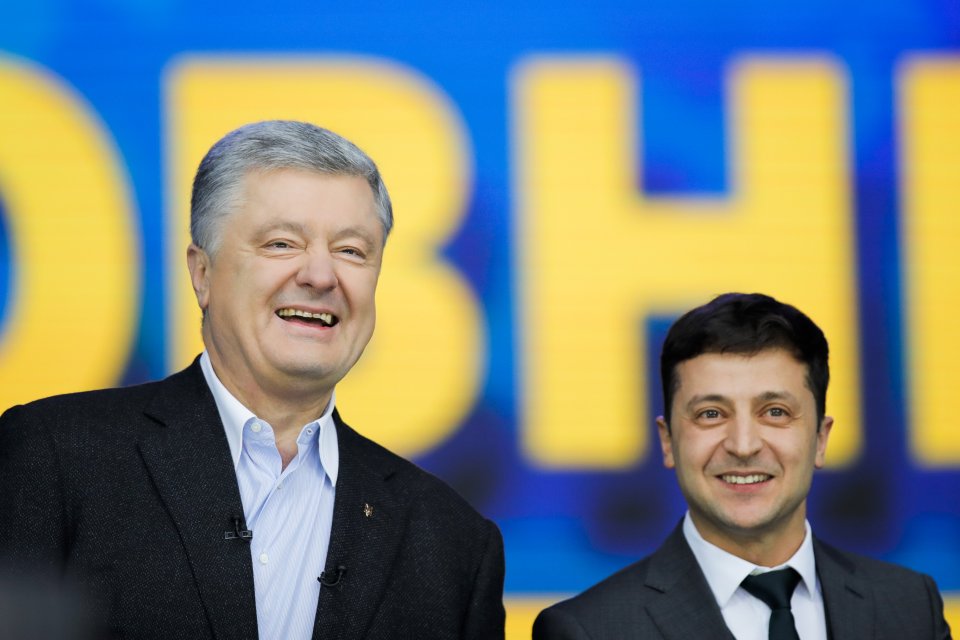 Petro Porošenko a Volodymyr Zelenskyj na olympijskom štadióne v Kyjeve. Foto - ap