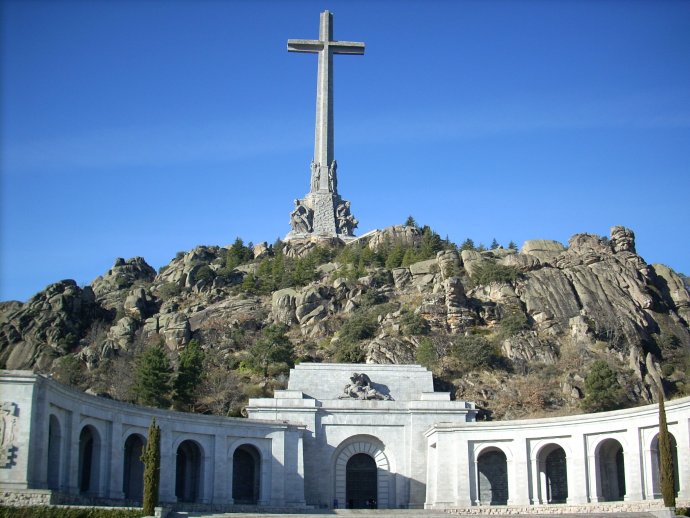 Santa Cruz del Valle de los Caídos, monumentálna bazilika s krížom a kláštorom. Komplex, ktorý slúži ako pamätník obetiam španielskej občianskej vojny, dal postaviť diktátor Francisco Franco. Jeho pozostatky sú uložené v bazilike. Foto – Wikipédia