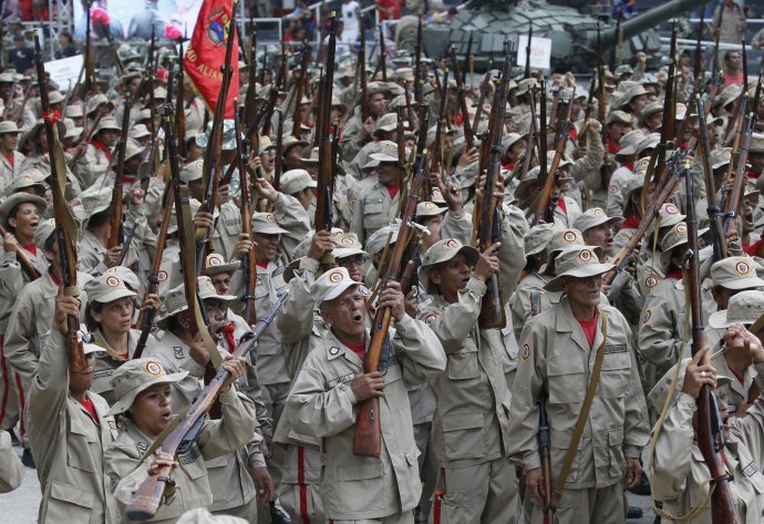 Členovia milícií počas osláv 14. apríla. Foto – TASR/AP