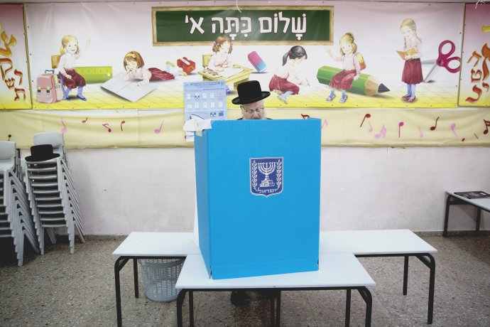 Ultraortodoxný židovský volič počas hlasovania v predčasných parlamentných voľbách vo volebnej miestnosti v meste Bnei Brak 9. apríla 2019. Foto – TASR/AP
