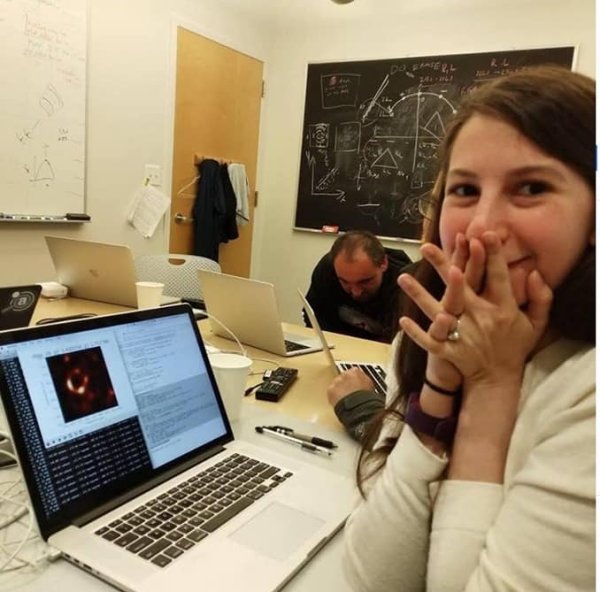 Vedkyňa Katie Boumanová pomohla vyvinúť algoritmus na zobrazenie čiernej diery