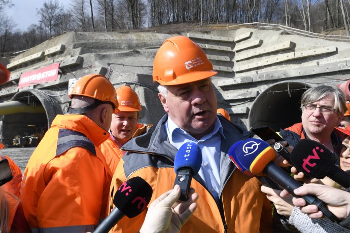 Minister dopravy Árpád Érsek počas kontrolného dňa na stavbe juhozápadného obchvatu Prešova. Foto - TASR