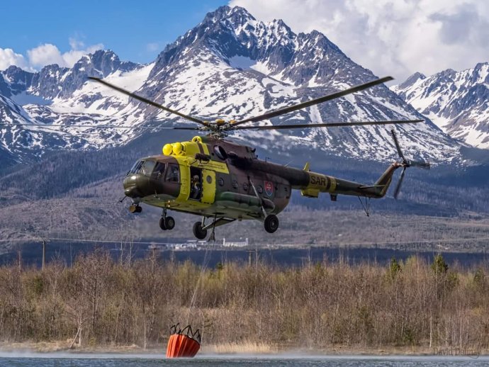 Vrtuľník Mi-17 pri naberaní vody zo štrkoviska Batizovce pri Poprade počas hasenia víkendového požiaru. Foto - Dávid Dolinay/Vzdušné sily OS SR