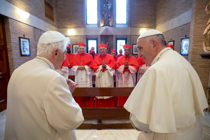 Pápež František (vpravo) a emeritný pápež Benedikt XVI. Foto - TASR/AP